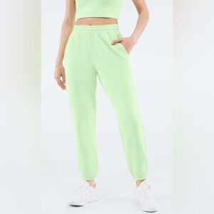 Fabletics Set Autumn Low Impact Sports Bra & Maddie Sweatpant